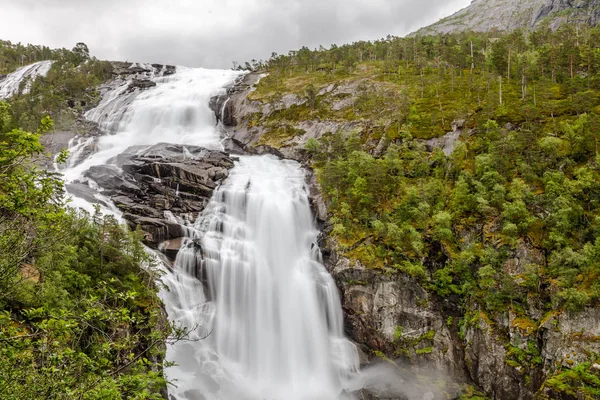 Nyastolfossen vodopád mocných pramenů v údolí Husedalen, Ki — Stock fotografie