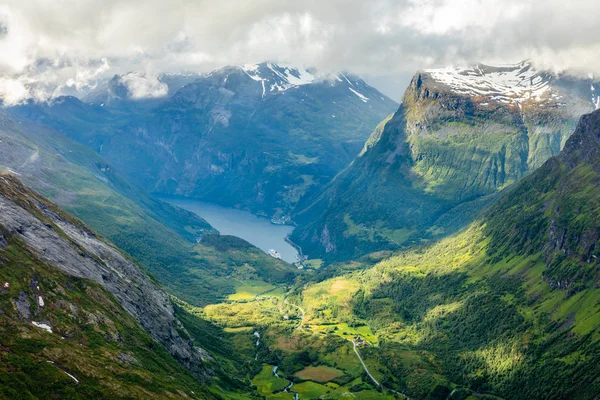 Kilátás a Geiranger fjordra, zöld völgyvel körülvéve, Moun — Stock Fotó