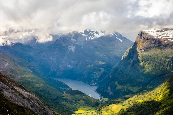 Uitzicht op de Geiranger fjord met groene vallei omringd door moun — Stockfoto