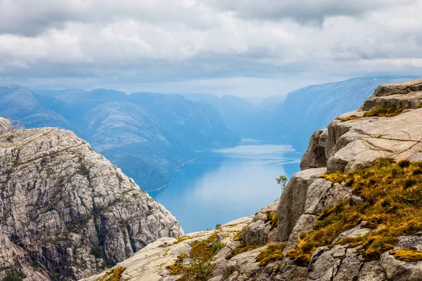 Uitzicht op de bergen naar de lange smalle Noorse fjord, Lysefjord, pre — Stockfoto