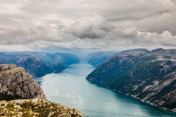 Vedere panoramică la munte la Lysefjord lung îngust și albastru, P — Fotografie, imagine de stoc