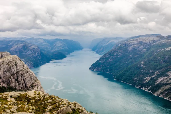 Panoramisch uitzicht op de bergen naar de lange smalle en blauwe Lysefjord, P — Stockfoto