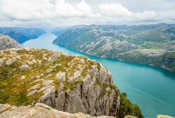 Panoramisch uitzicht op de bergen naar de lange smalle en blauwe Lysefjord, P — Stockfoto