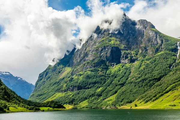 Zöld hegycsúcs a kis falu, Naeroy fjord felett, au — Stock Fotó