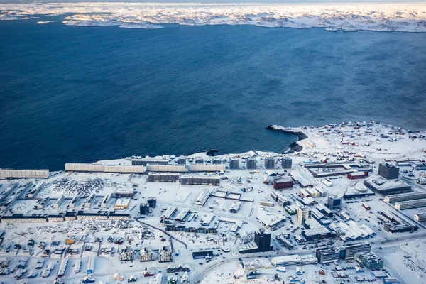 Vista aérea a las calles de fiordo y nieve de la capital de Groenlandia —  Fotos de Stock