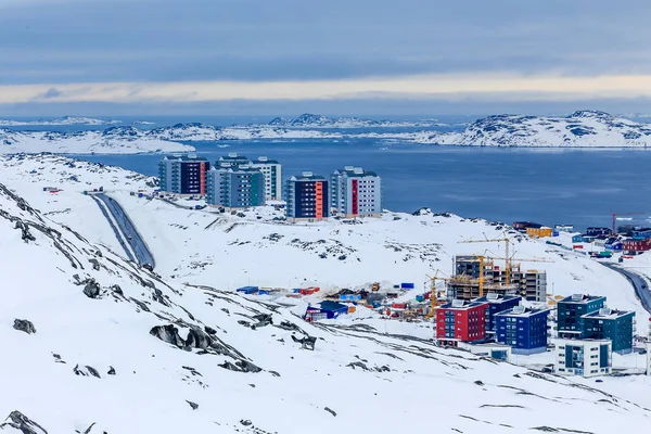 Calles y bloques de construcción de la capital verde Nuuk ciudad en — Foto de Stock