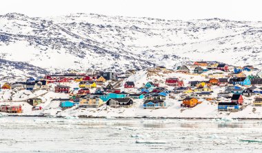 Ro renkli Inuit evleri ile Arktik şehir merkezi panorama