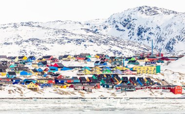 Ro renkli Inuit evleri ile Arktik şehir merkezi panorama
