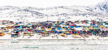 Ro renkli Inuit evleri ile Arktik şehir merkezi panorama