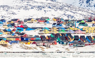 Ro renkli Inuit evleri ile Arktik şehir merkezi panorama