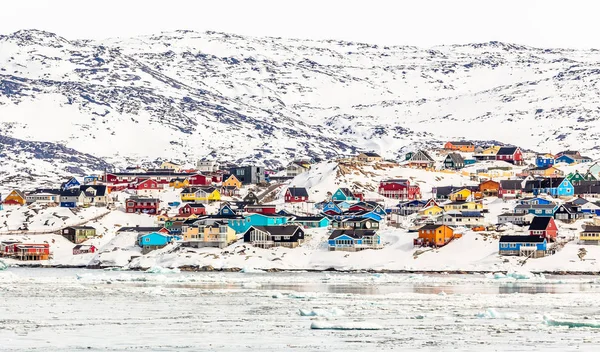 Arktyczna Panorama centrum miasta z kolorowymi domami Inuit na ro — Zdjęcie stockowe