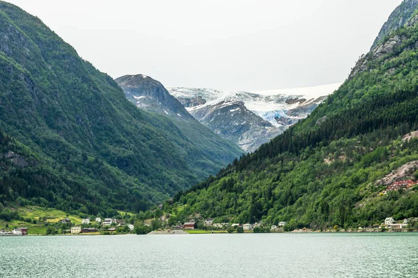 Folgefonna glacier cap in the mountains with lake and village in — Stock Photo, Image