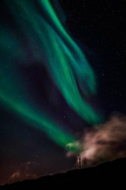 Yeşil Aurora Borealis Kuzey ışıkları yıldız ışıklı gökyüzü ile parlayan, 