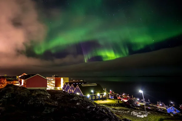 Luces verdes brillantes del norte ocultas por las nubes sobre los inuit —  Fotos de Stock