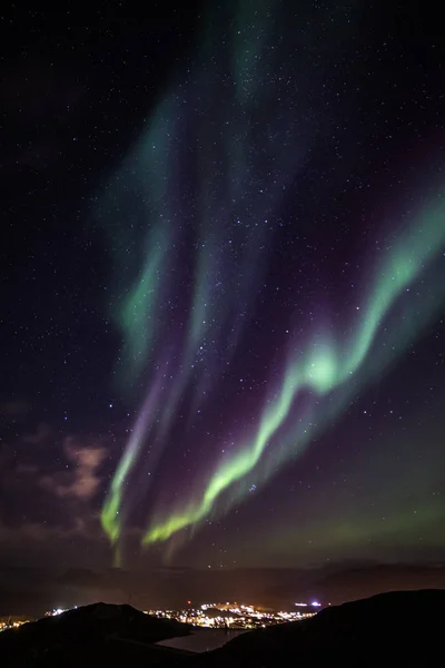 Maciço verde aurora boreal luzes do norte brilhando sobre o l — Fotografia de Stock