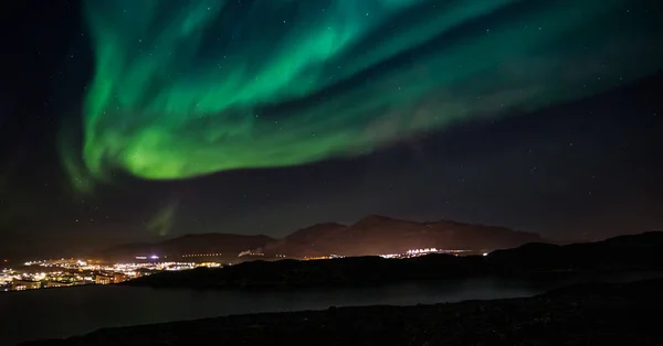Nuuk şehri, Grönland üzerinde parlayan masif yeşil Kuzey ışıkları — Stok fotoğraf