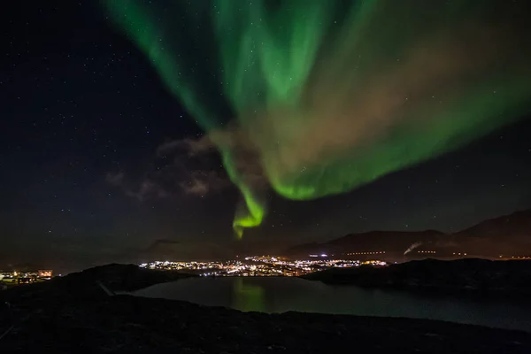 Aurora Boreal verde masiva Luces boreales que brillan sobre la l — Foto de Stock