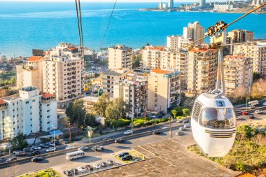 Backg mavi deniz ile ikamet bölgesi üzerinde Teleferik