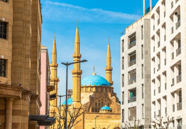 Be merkezinde Mohammad Al-Amin Camii ve modern binalar
