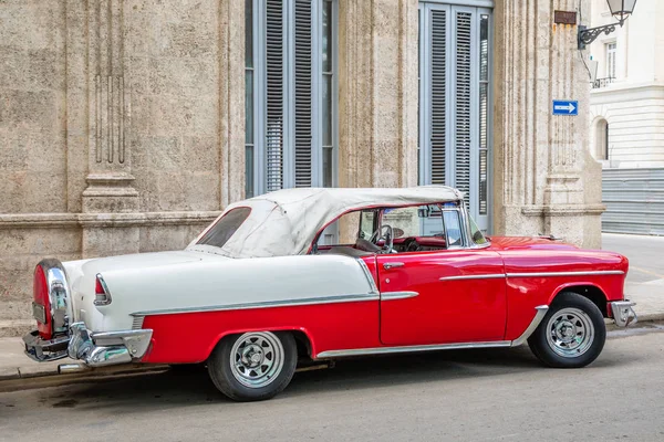 Antiguo coche retro rojo y blanco cabriolet en el centro de La Habana, C — Foto de Stock