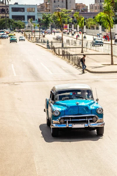Antiguo coche retro azul vintage en la carretera en el centro de La Habana , — Foto de Stock