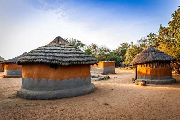 Aldeia local com cabanas zimbabwianas tradicionais de barro e feno — Fotografia de Stock