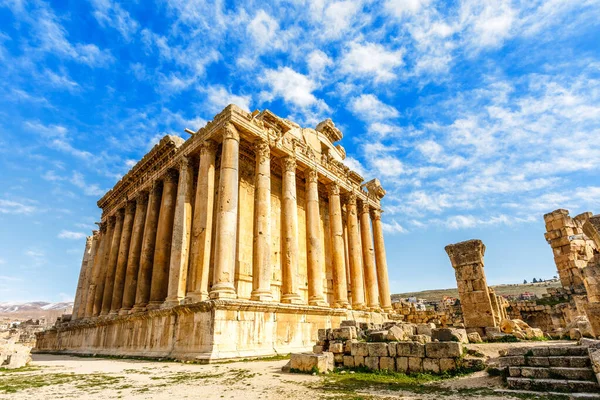 Mavi ile çevreleyen kalıntılar ile Bacchus antik Roma Tapınağı