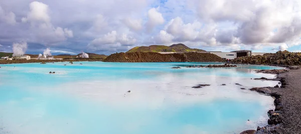 Panorama lagon bleu avec centrale thermique en arrière-plan — Photo