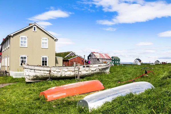 Rybářská vesnice žijící dřevěné domy a čluny vpředu s blu — Stock fotografie