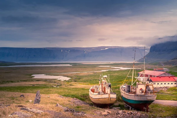 Batı Fiyort, İzlanda 'da kıyıda duran eski balıkçı gemileri. — Stok fotoğraf