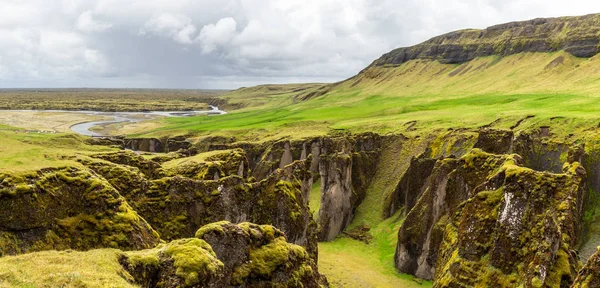 Fjadrargljufur canyon branta klippor och vatten i Fjadra floden pa — Stockfoto