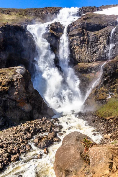 Cascade de Rjukandi de puissants ruisseaux tombant des montagnes, Egil — Photo