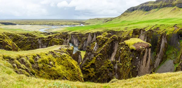 Fjadrargljufur canyon branta klippor och vatten i Fjadra floden pa — Stockfoto