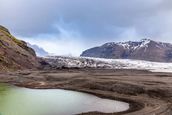 Skaftafellsjokull παγετώνας με βουνά και πράσινη λίμνη μπροστά — Φωτογραφία Αρχείου