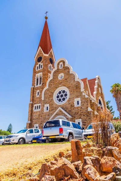 Iglesia Luterana Cristo y la carretera con coches en frente, Windhoek, Nam —  Fotos de Stock