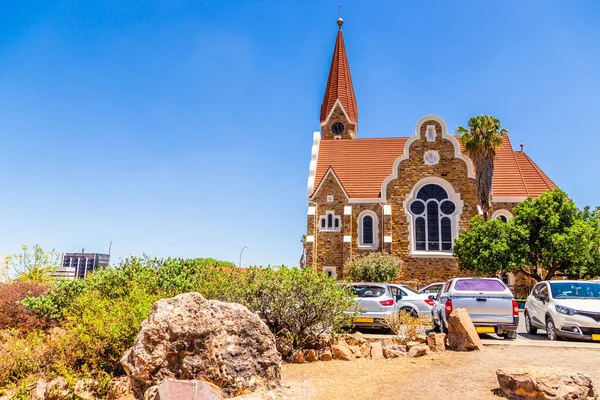 Iglesia Luterana Cristo y la carretera con coches en frente, Windhoek, Nam —  Fotos de Stock