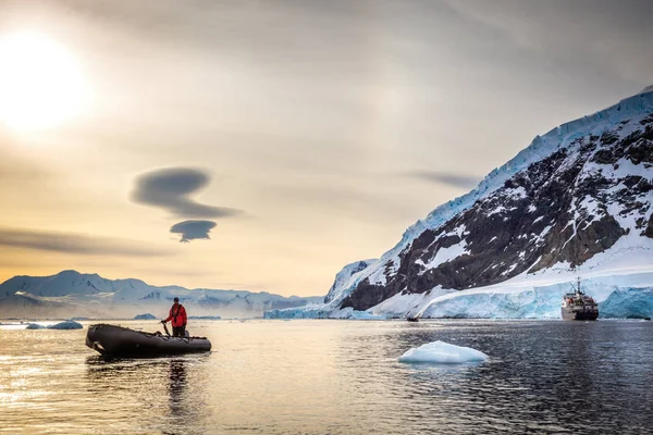 Зодіак човен і пасажирський круїзний лайнер у сніжному фіорді з g — стокове фото