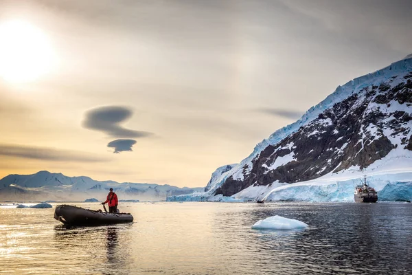 Zodiac boat and passanger cruise liner  in the snow fjord with g — Stock Photo, Image