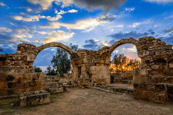 Византийская Саранта Колонес, замок из сорока колонн, разрушенная арка — стоковое фото