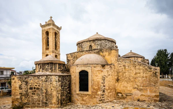 Agia Paraskevi oude steen met koepels en klokkentoren Byzantijnse Chu — Stockfoto