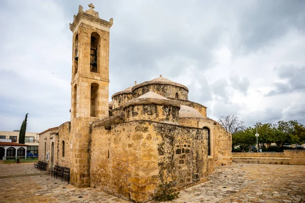 Vieille pierre d'Agia Paraskevi avec dômes et clocher Byzantin Chu — Photo
