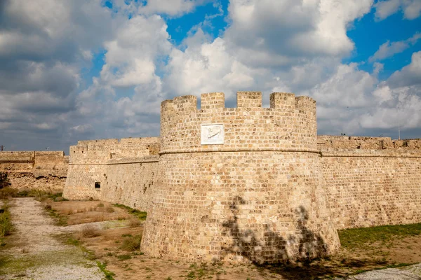 Башня и стены венецианского замка Отелло, Фамагуста, Северный Кипр — стоковое фото