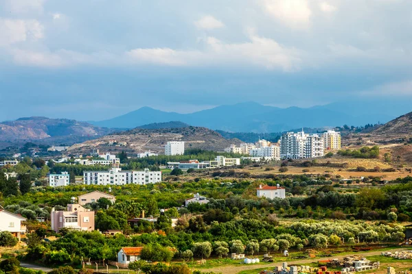 Lefka Innenstadt mit modernen Gebäuden und grünen Wohnhäusern — Stockfoto