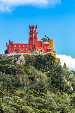 Pena Sarayı 'nın kırmızı ve sarı duvarları ve kuleleri Sao Pedro de Penaferrim, Sintra, Portekiz