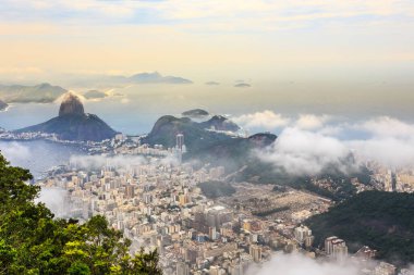 Rio şehir merkezi kıyı şeridi ve Sugar Loaf dağı, Rio de Janeiro, Brezilya
