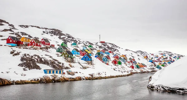 格陵兰岛Kangamiut 一个五彩缤纷的北极村庄 位于荒无人烟的岩石峡湾旁 — 图库照片
