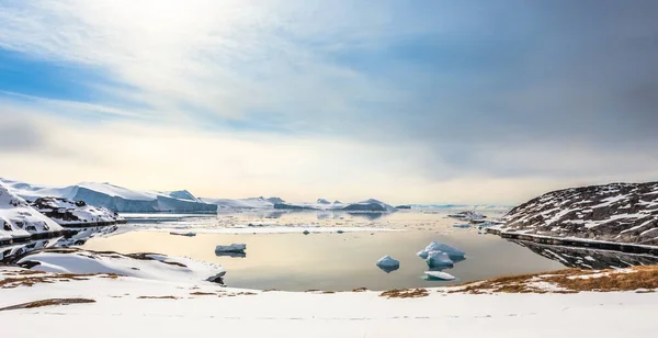 Jégmezők Sodródó Jéghegyek Észak Grönlandi Ilulissat Fjordnál — Stock Fotó