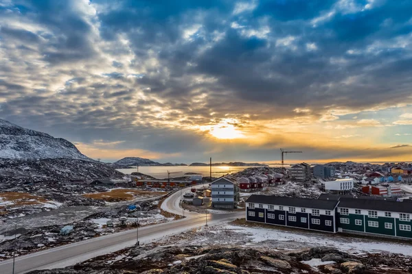Arctische Huizen Groeien Rotsachtige Heuvels Zonsondergang Panorama Nuuk Groenland — Stockfoto