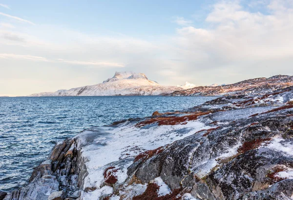 Zmrazená Tundra Krajina Studeným Grónským Mořem Sněhem Sermitsiaq Hora Pozadí — Stock fotografie
