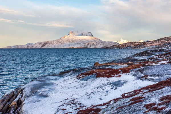 格陵兰努克市附近的冻土带景观 背景是寒冷的绿地海和雪地塞米西亚克山 — 图库照片